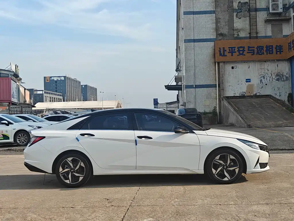 Hyundai Elantra 2023 — фото 8