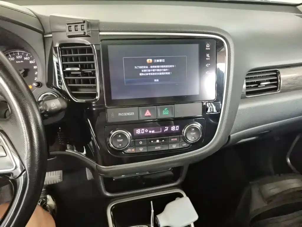 Mitsubishi Outlander 2018 — фото 13