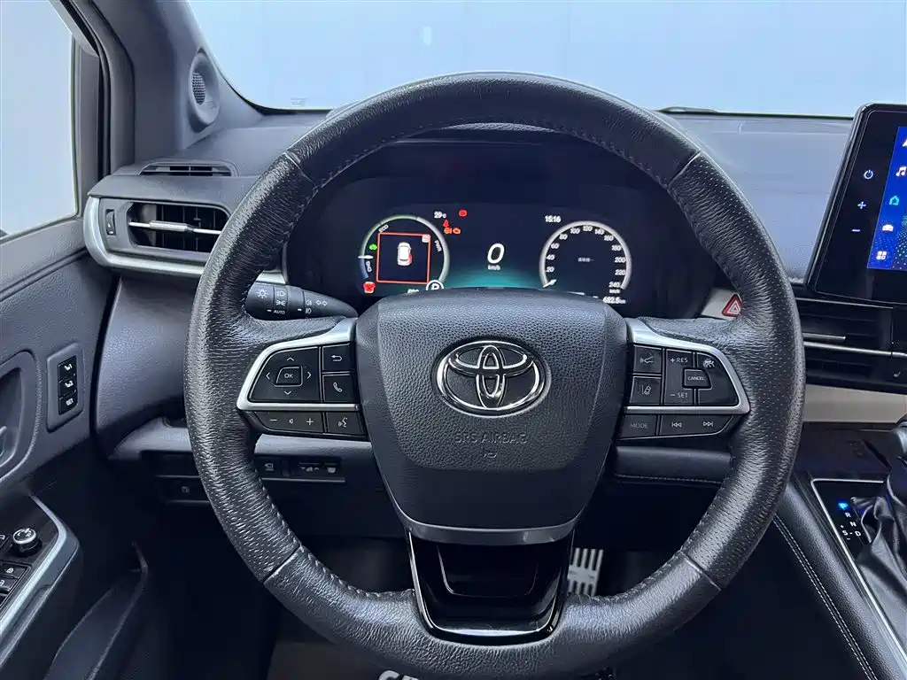 Toyota Granvia 2023 — фото 16