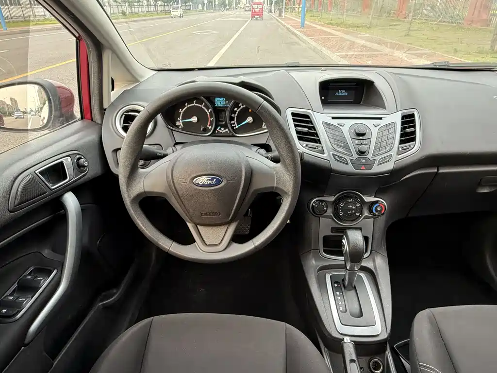 Ford Fiesta 2014 — фото 13