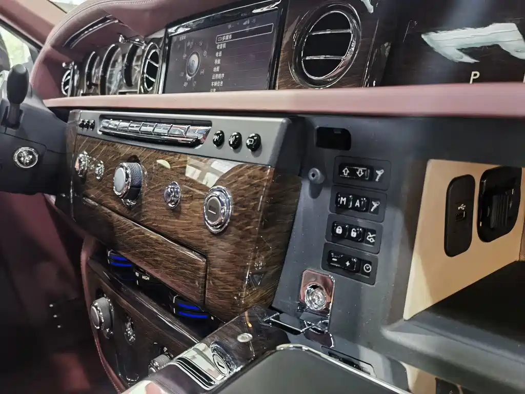 Rolls-Royce Phantom 2016 — фото 15