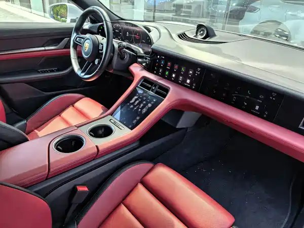 Porsche Taycan 2025