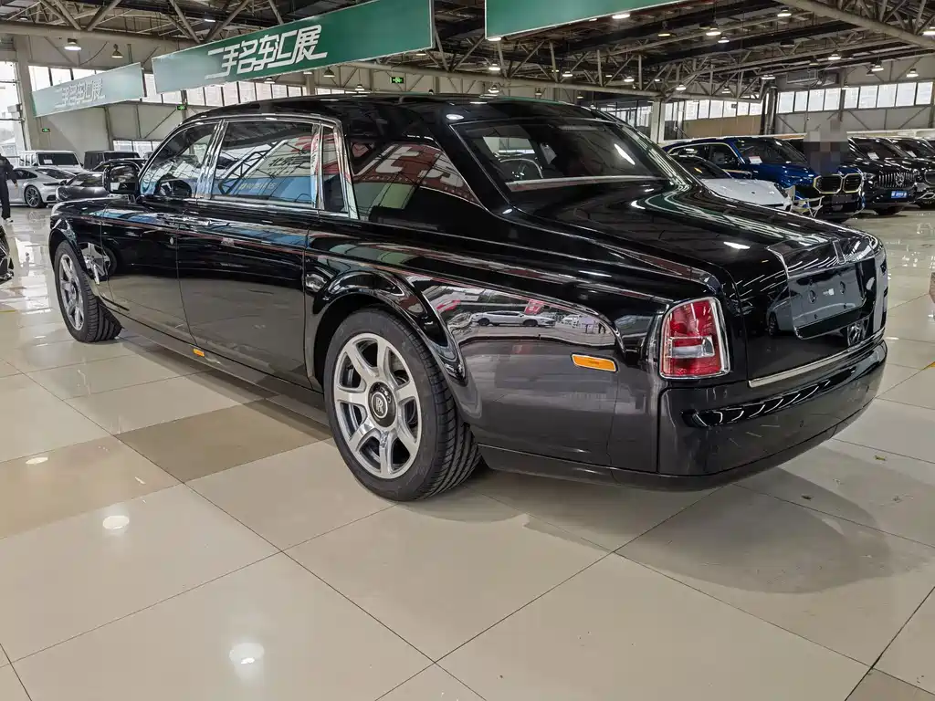 Rolls-Royce Phantom 2016 — фото 18