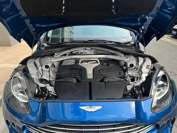 Aston Martin DBX 2024