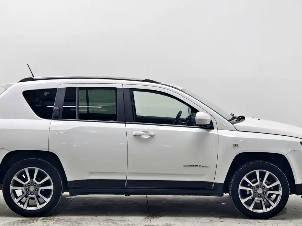 Jeep Compass 2013 — фото 8