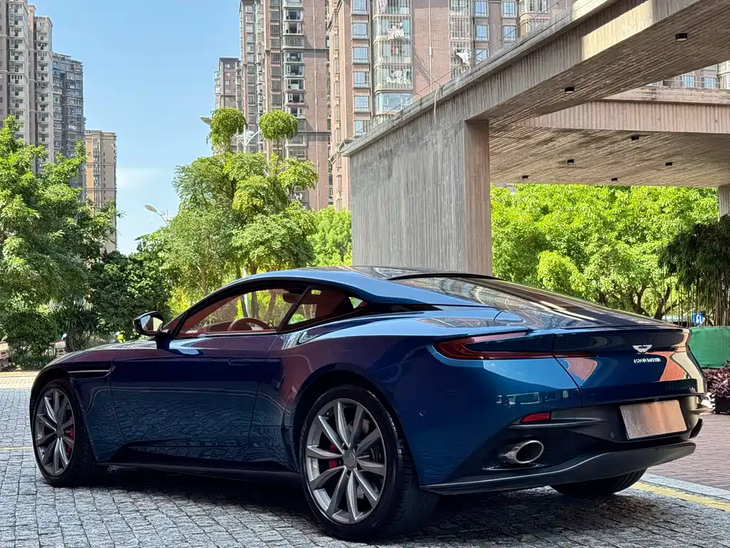 Aston Martin DB11 2020 — фото 5