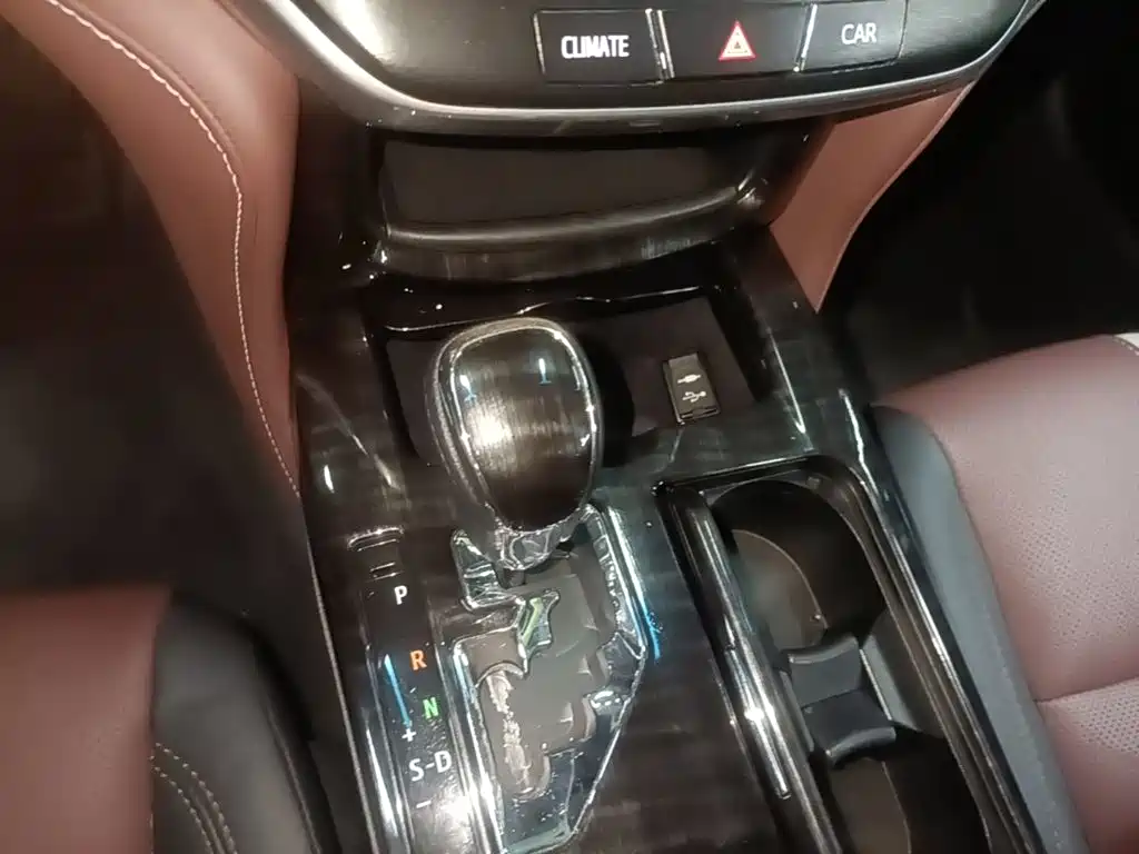Toyota Crown 2017 — фото 14
