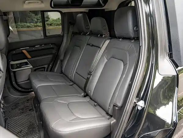 Land Rover Defender 2023