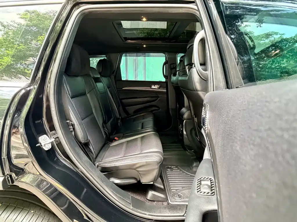 Jeep Grand Cherokee 2018 — фото 12