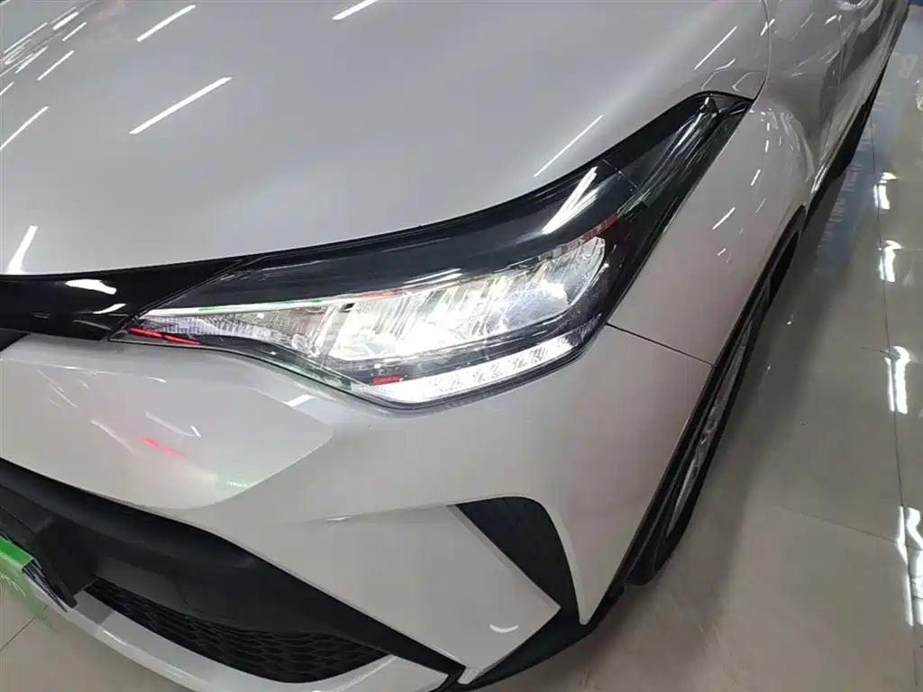 Toyota C-HR 2023 — фото 24