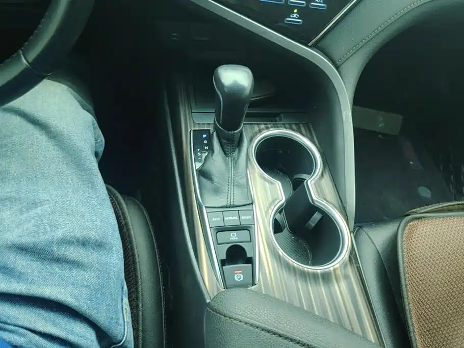 Toyota Camry 2018 — фото 16