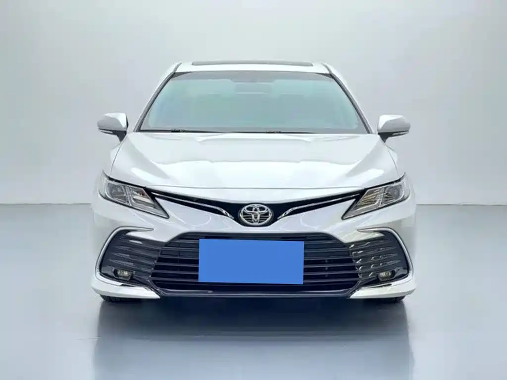 Toyota Camry 2022 — фото 2