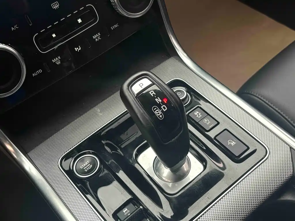 Jaguar XEL 2020 — фото 15