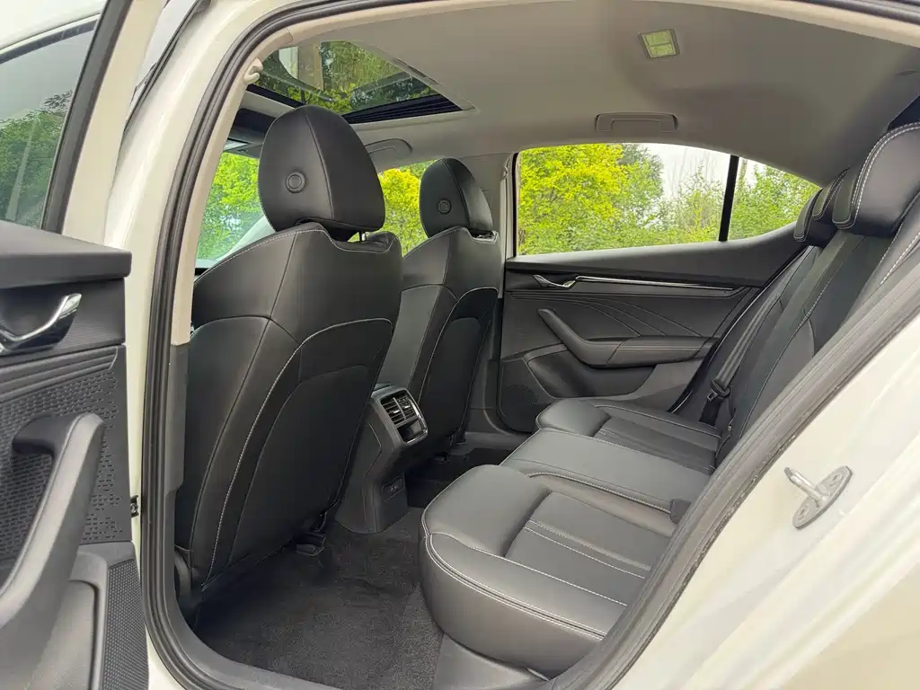 Skoda Octavia 2023 — фото 8