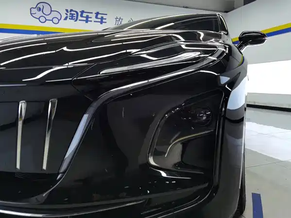 Hongqi E-QM5 2025