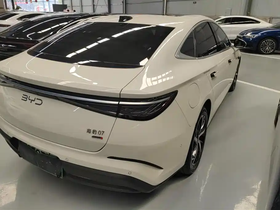 BYD Seal 07 DM-i 2025 — фото 3