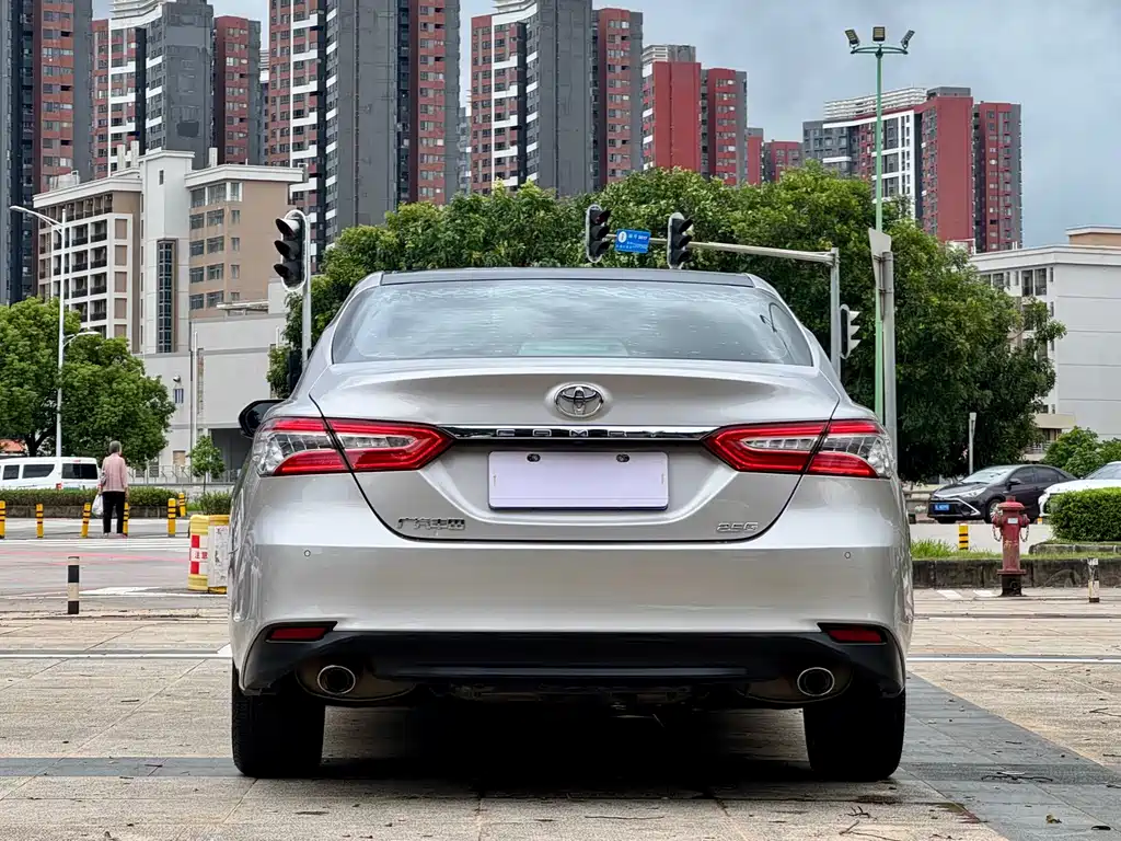 Toyota Camry 2019 — фото 11