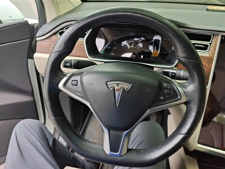 Tesla Model X 2018 — фото 15