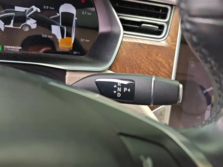 Tesla Model X 2018 — фото 16