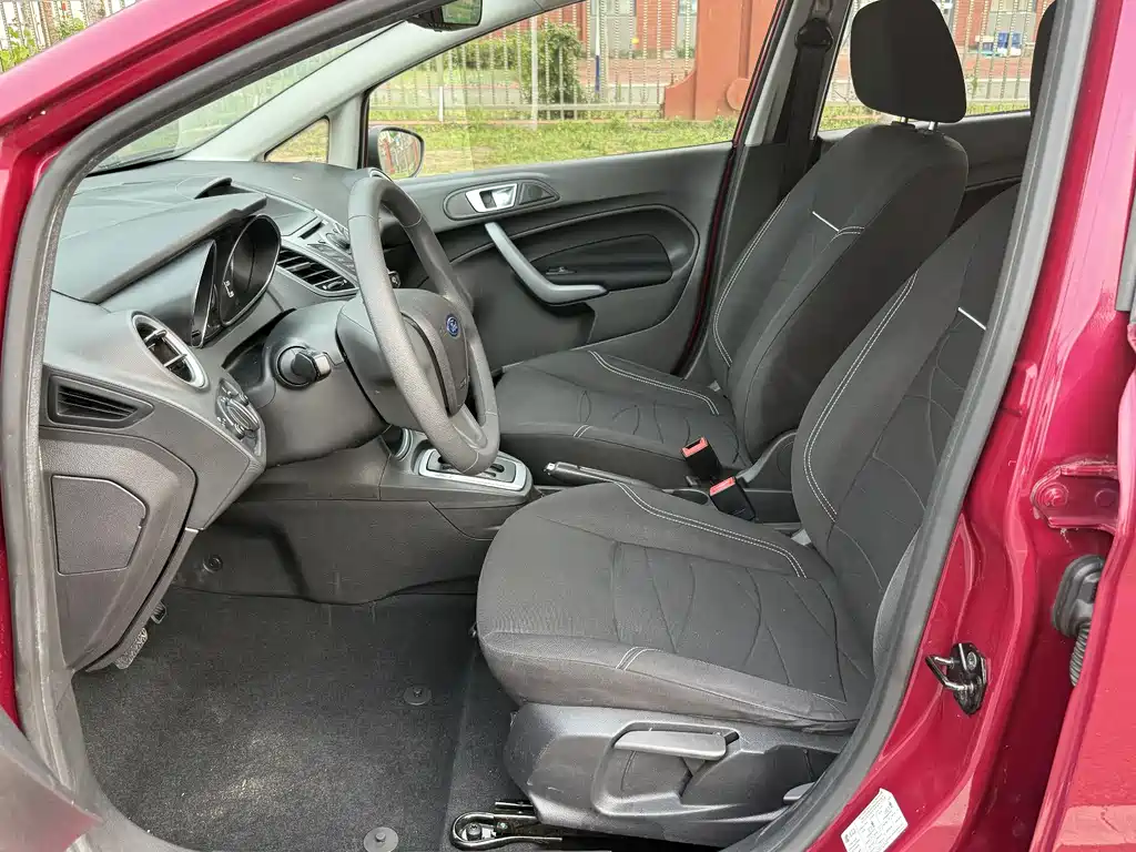 Ford Fiesta 2014 — фото 10