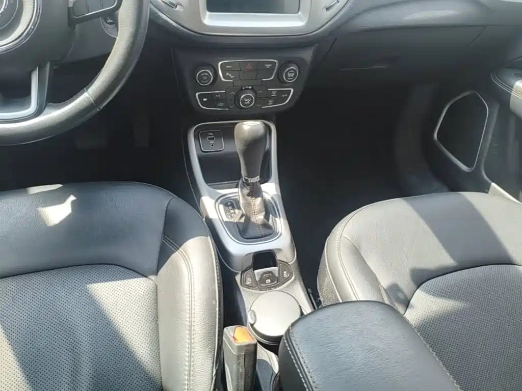 Jeep Compass 2017 — фото 10