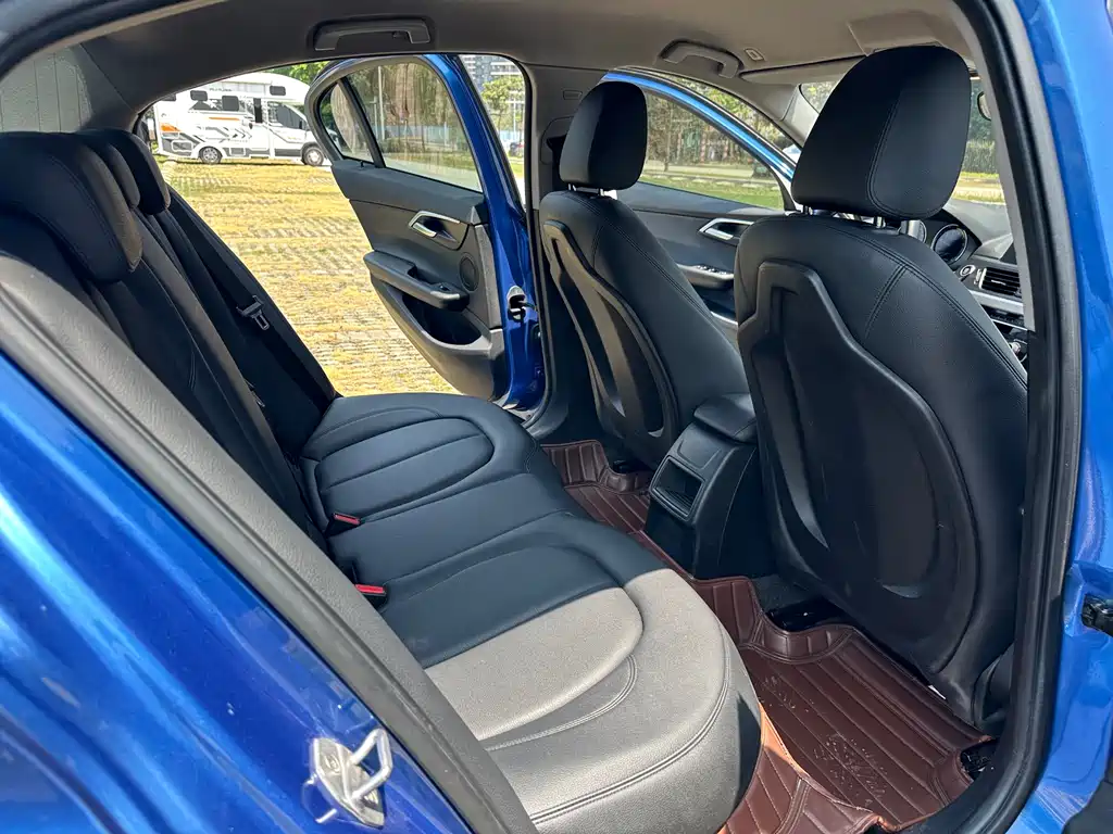 BMW 1 Series 2019 — фото 13