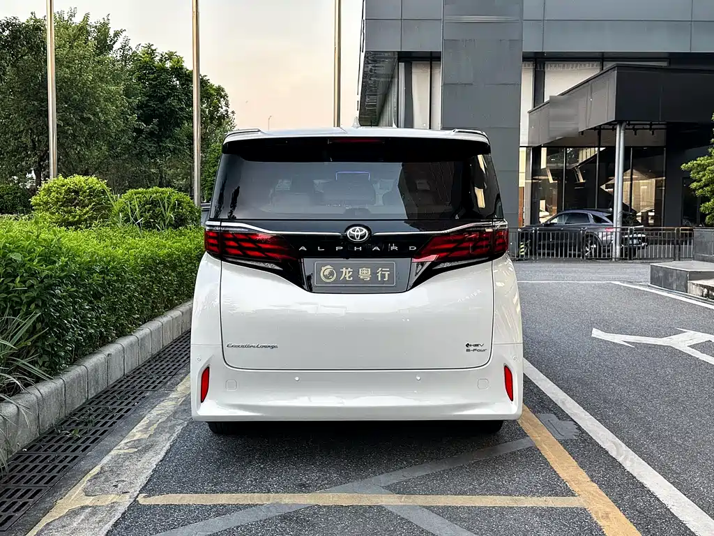 Toyota Alphard — фото 4