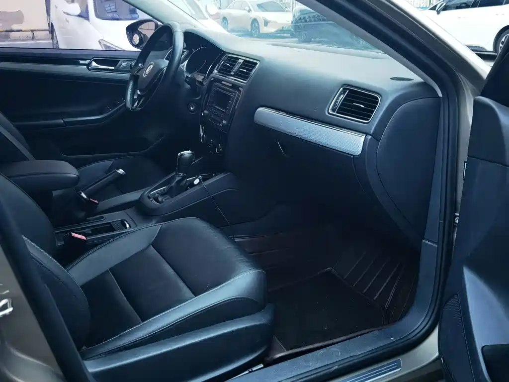 Volkswagen Sagitar 2016