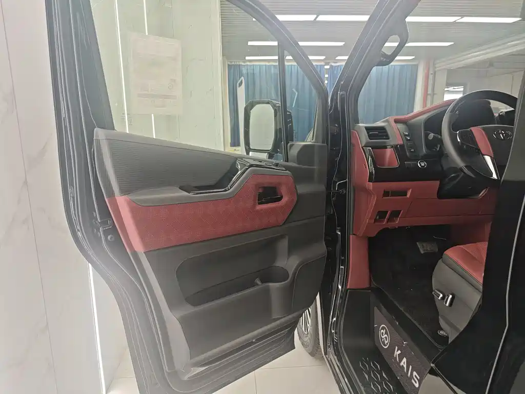 Toyota Hiace — фото 8