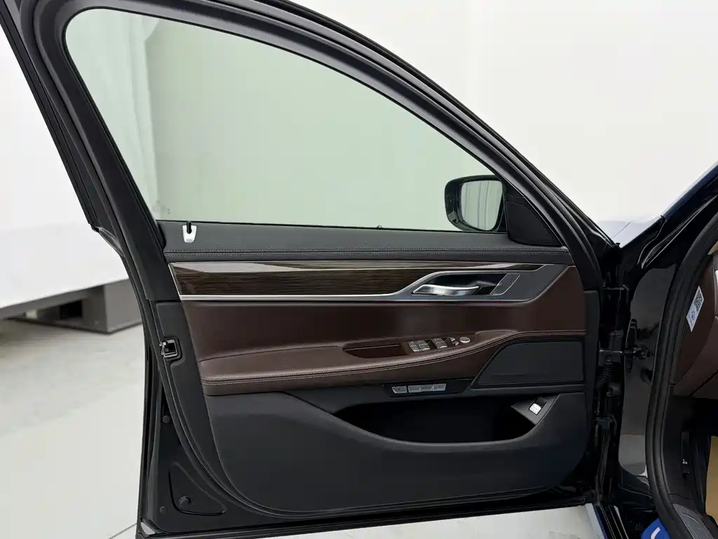 BMW 7 Series 2018 — фото 19