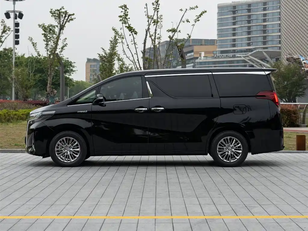 Toyota Alphard 2023 — фото 7