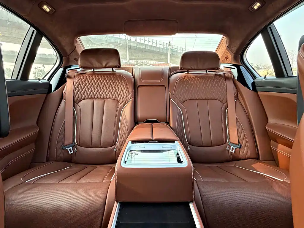 BMW 7 Series 2017 — фото 13