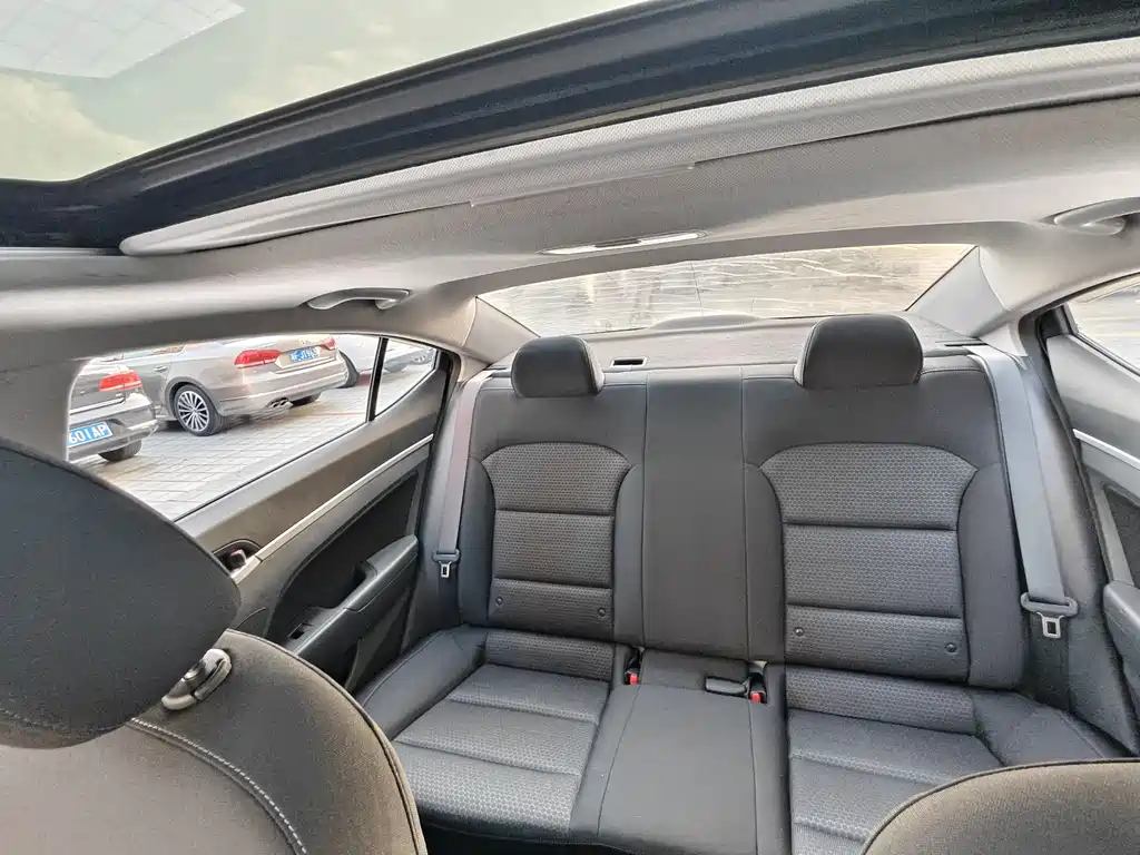 Hyundai Elantra 2017 — фото 17