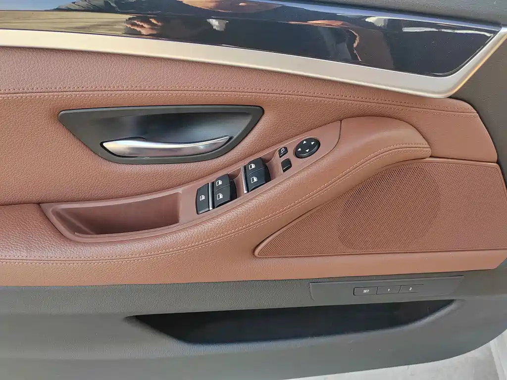 BMW 5 Series 2017 — фото 13