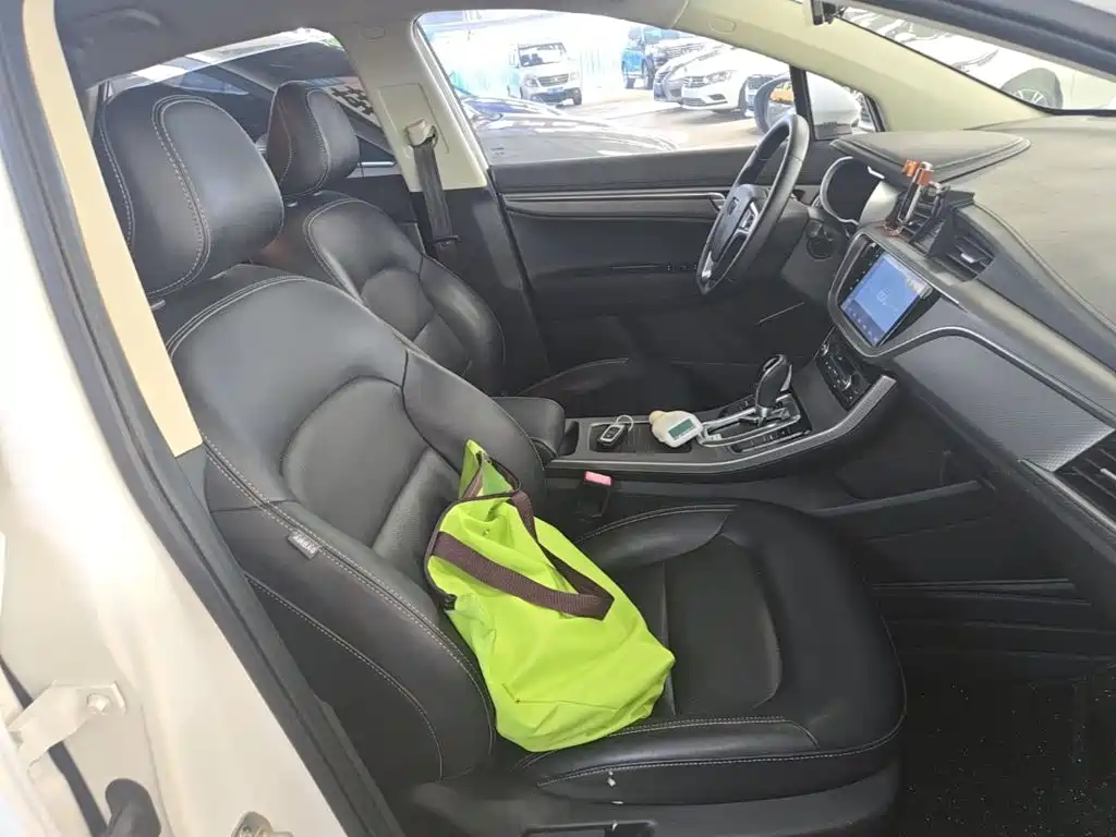 Geely Emgrand GS 2016 — фото 25