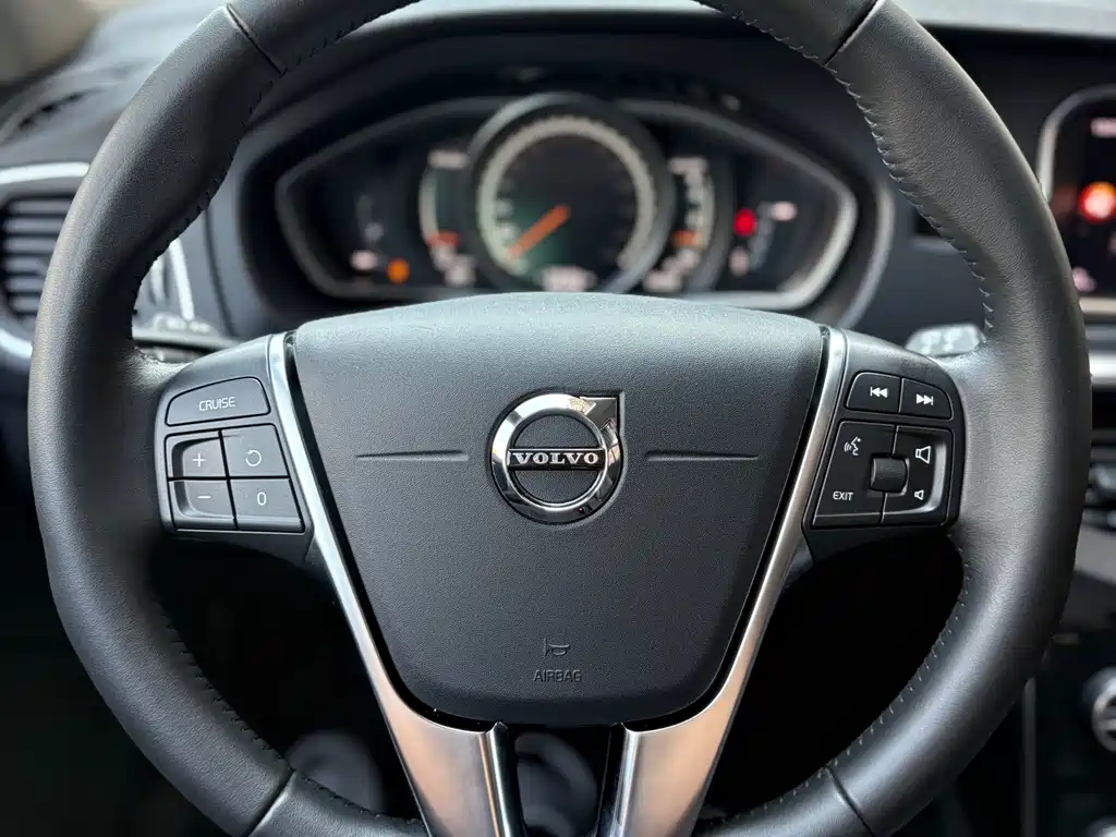 Volvo V40 2019 — фото 16