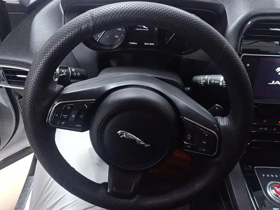 Jaguar F-PACE 2016 — фото 15