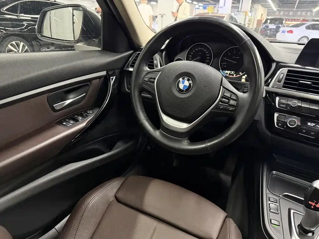 BMW 3 Series 2018 — фото 11