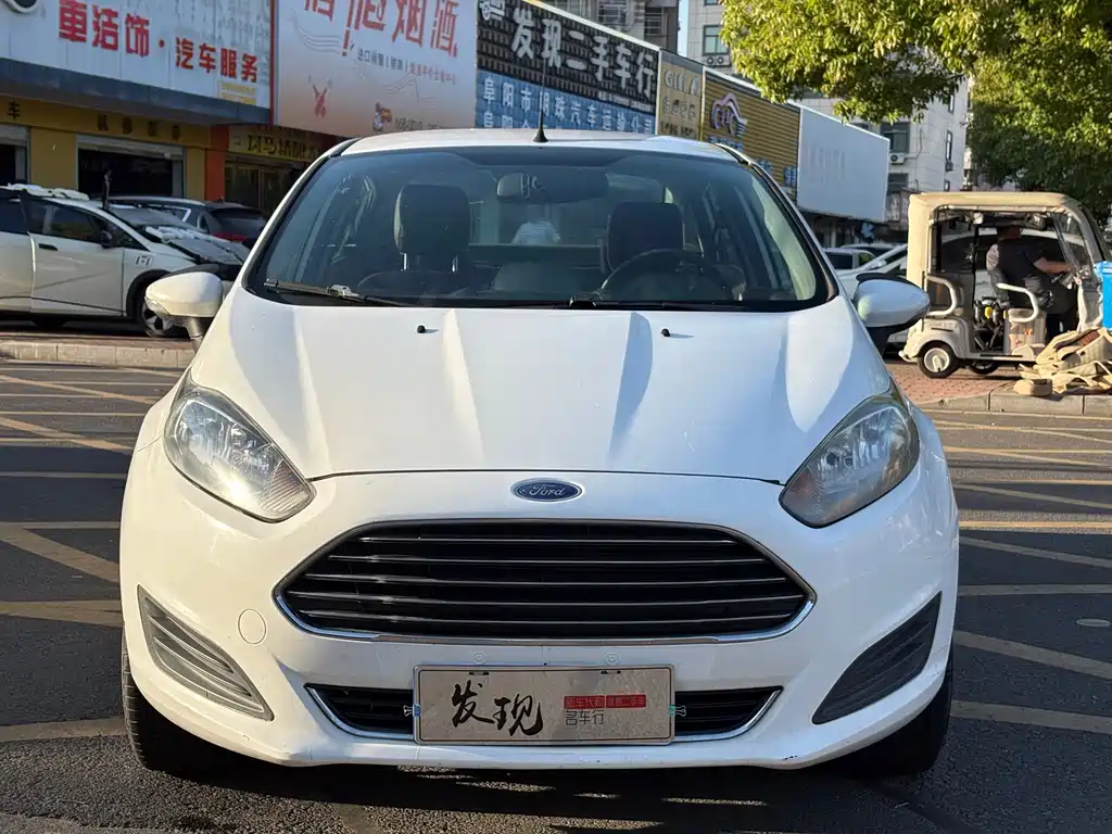 Ford Fiesta 2015 — фото 2