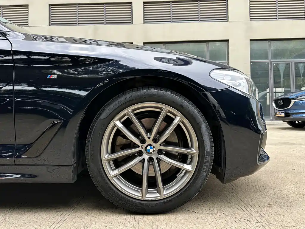 BMW 5 Series 2019 — фото 10