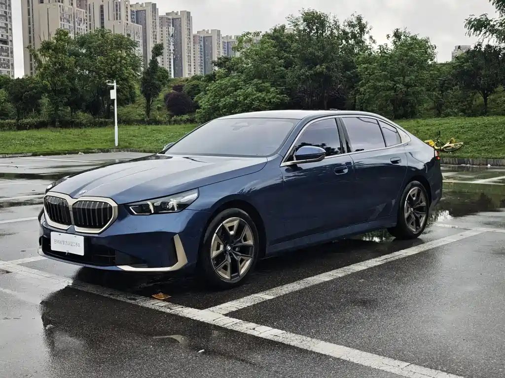 BMW 5 Series 2025 — фото 1