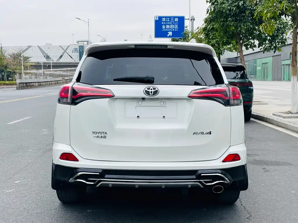 Toyota RAV4 2018 — фото 13