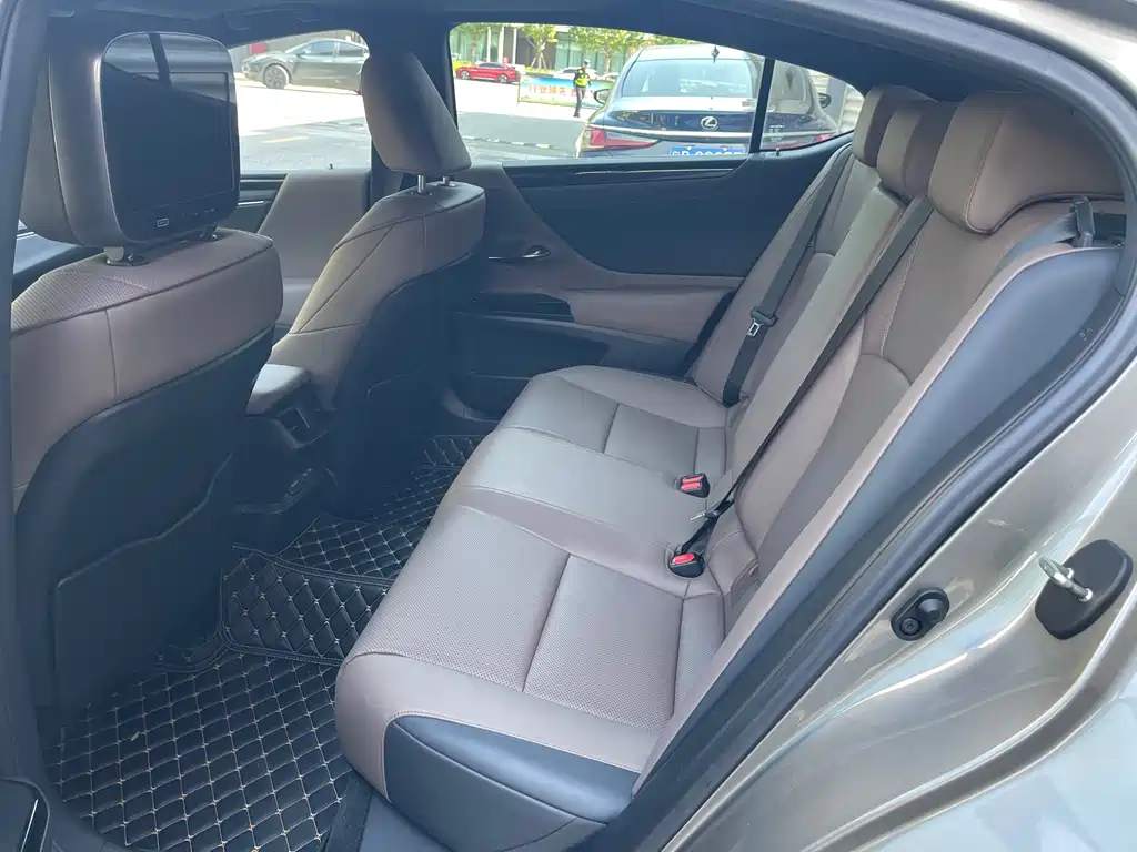 Lexus ES 2023