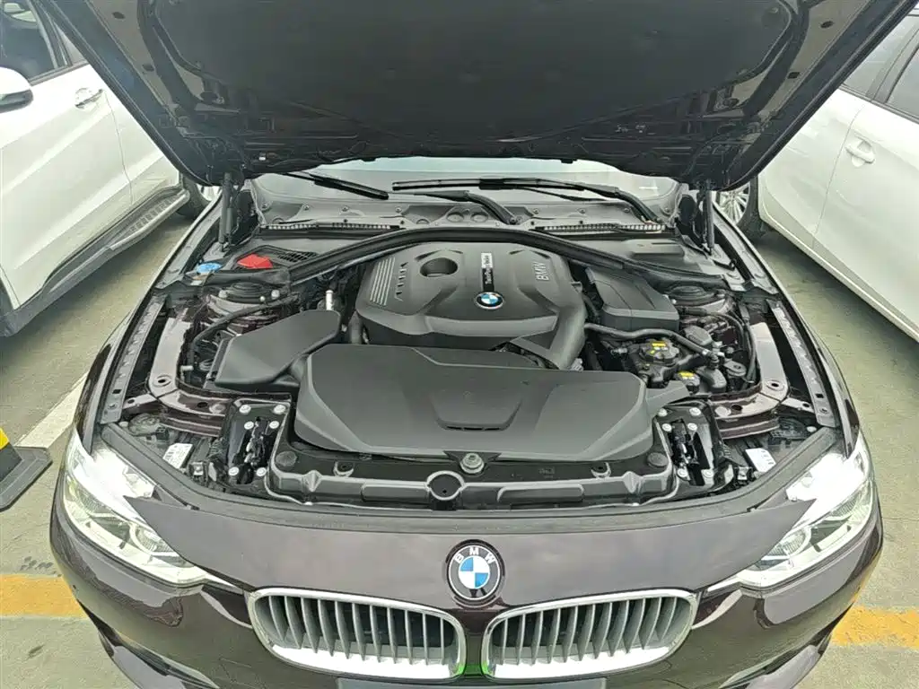 BMW 3 Series 2018 — фото 20