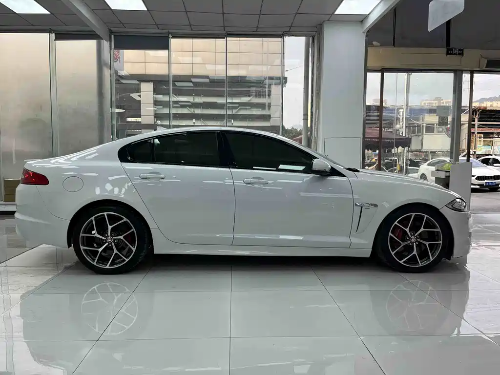 Jaguar XF 2015 — фото 10