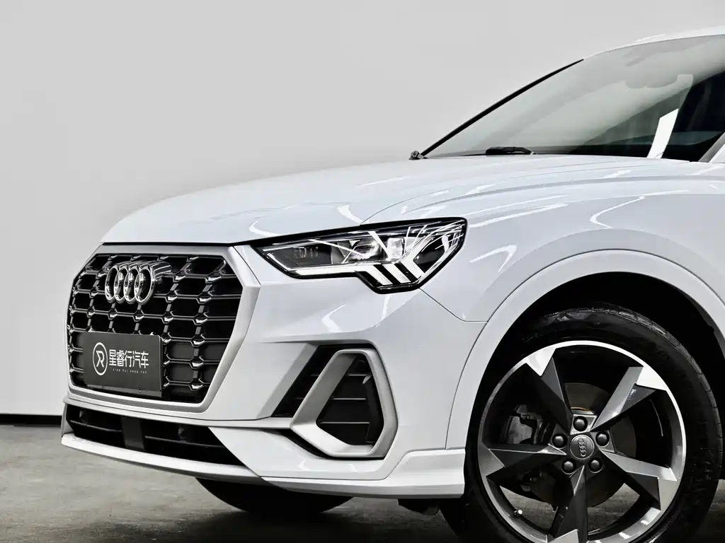 Audi Q3 2019 — фото 24