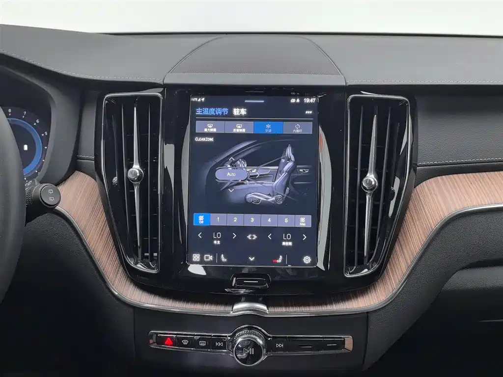 Volvo XC60 2025 — фото 12