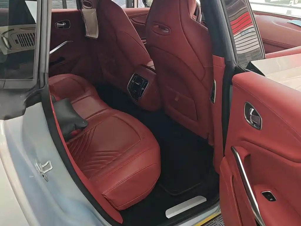 Aston Martin DBX 2023