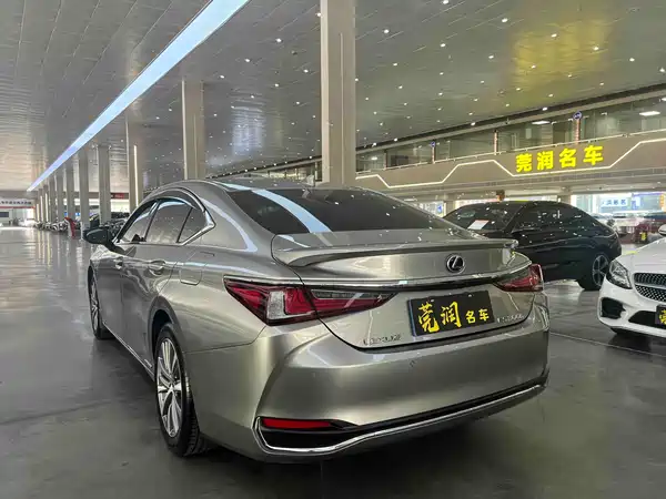 Lexus ES 2021
