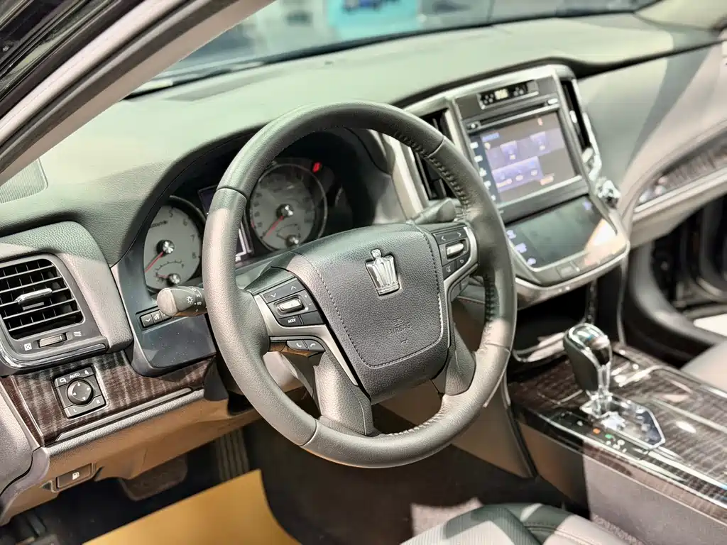 Toyota Crown 2016 — фото 10